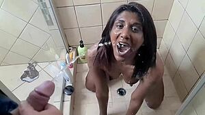 भारतीय लड़की का पीओवी वीडियो सफेद लिंग के साथ स्नान और पेशाब करते हुए