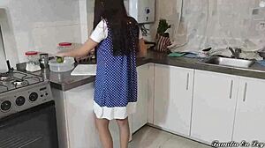 जापानी सौतेली बेटी ने रसोई में अपने ससुर को बहकाया।